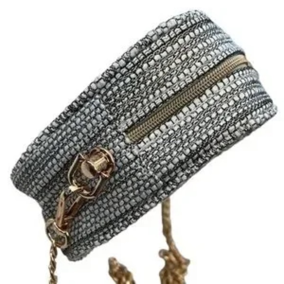 Chanel 2022 Limited Edition tweed crossbody bag, with Stay Polished Holiday Set - Picture 4 of 10